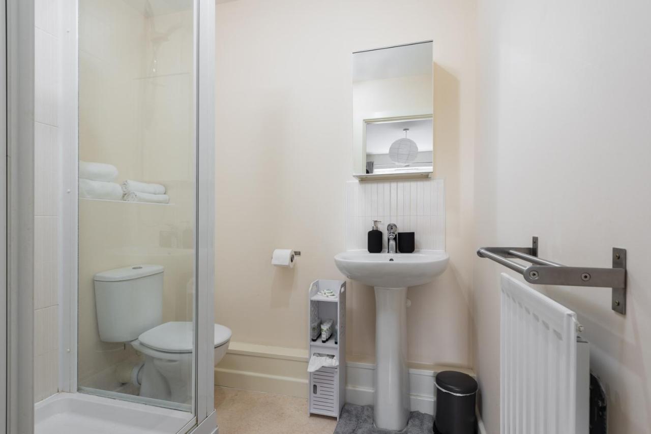 Virexxa Bletchley - Executive Suite - 2Bed Flat With Free Parking Milton Keynes Buitenkant foto