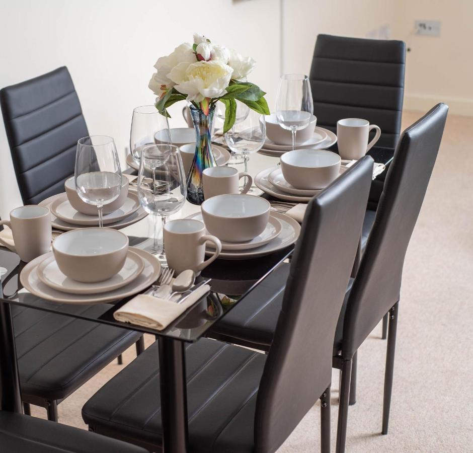 Virexxa Bletchley - Executive Suite - 2Bed Flat With Free Parking Milton Keynes Buitenkant foto