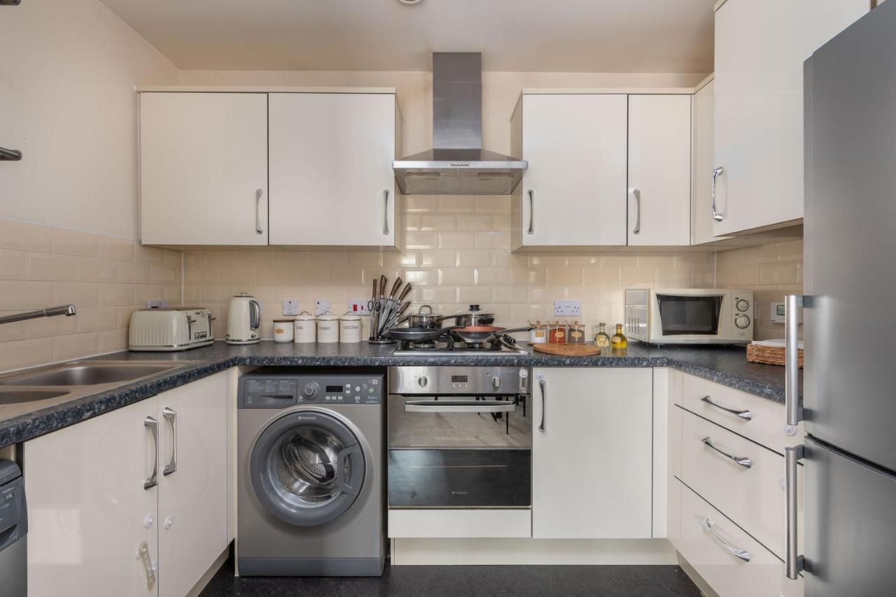 Virexxa Bletchley - Executive Suite - 2Bed Flat With Free Parking Milton Keynes Buitenkant foto