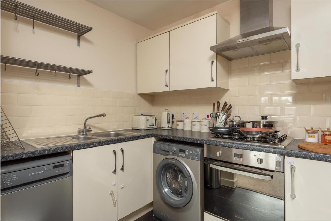 Virexxa Bletchley - Executive Suite - 2Bed Flat With Free Parking Milton Keynes Buitenkant foto